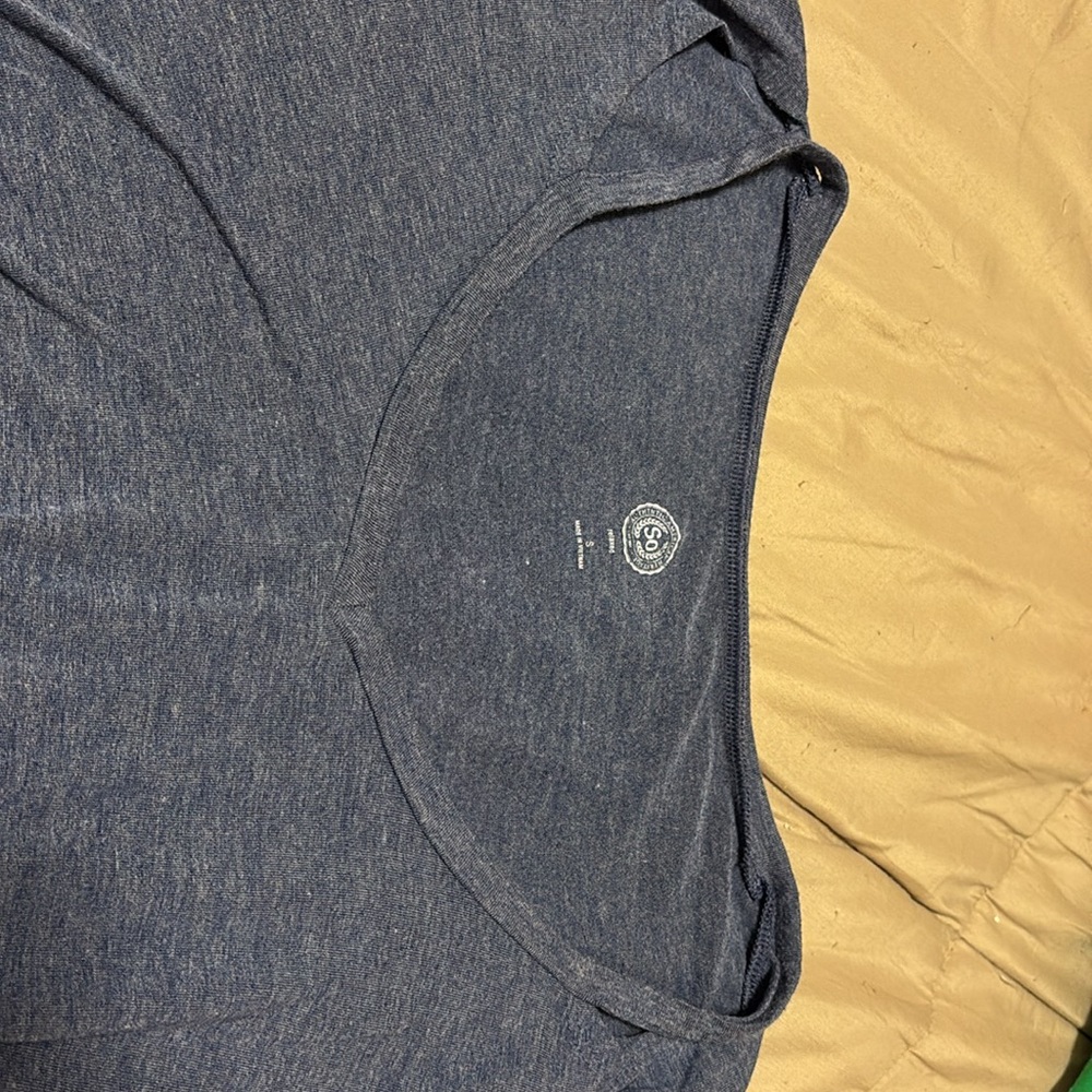 so short sleeve v neck t shirt with neckline cutouts - Picture 3 of 5